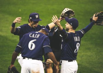 Cerveceros de Milwaukee logran sufrida victoria ante los Dodgers