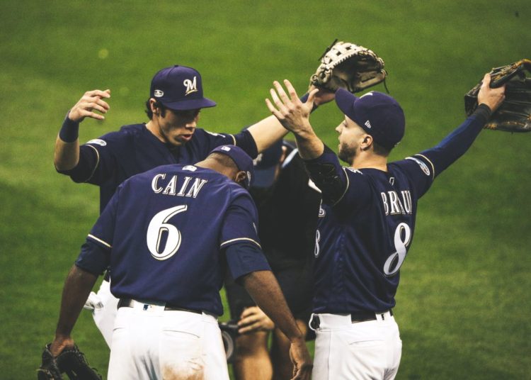 Cerveceros de Milwaukee logran sufrida victoria ante los Dodgers