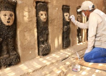 Arqueólogos encontraron 20 ídolos de madera y murales de 800 años de antigüedad, en Perú
