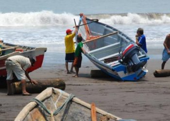 El Ministerio de Agricultura inicia entrega de ayuda a pescadores afectados por el temporal