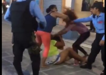 (VÍDEO) Mujer recibe paliza frente a dos agentes del CAM de San Salvador