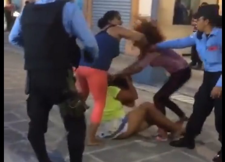 (VÍDEO) Mujer recibe paliza frente a dos agentes del CAM de San Salvador