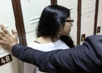 Ordenan capturar a cabo de la PNC por acosar sexualmente a mujer policía