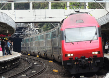 El brutal momento en el que una ex convicta recién liberada apuñala a su mejor amiga en un tren