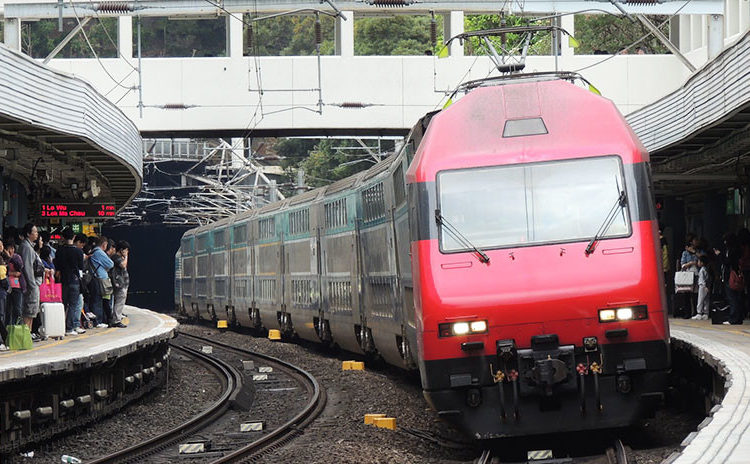 El brutal momento en el que una ex convicta recién liberada apuñala a su mejor amiga en un tren