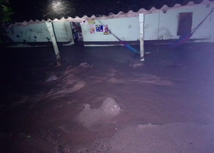 Lluvias: PNC Morazán rescata a 5 personas en hamacas. Se reportó un desaparecido