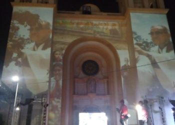 (FOTOS) Feligreses en vigilia frente a catedral en espera a que Monseñor Romero sea elevado a los altares