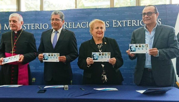 Presentan sello postal alusivo a Monseñor Óscar Arnulfo Romero