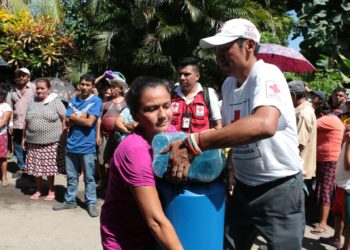 Cruz Roja entrega paquete alimenticio a 84 familias afectadas por lluvias