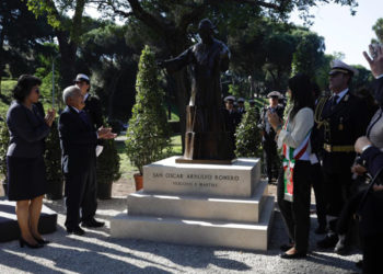 (Cobertura especial) Autoridades italianas rinden homenaje a Monseñor Romero