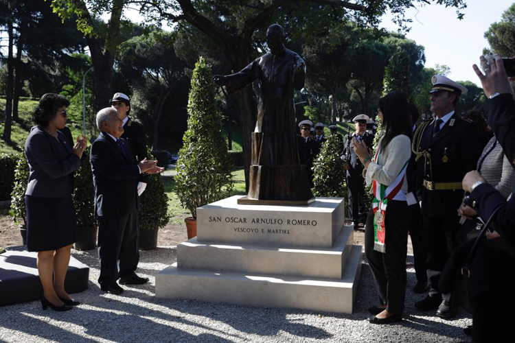 (Cobertura especial) Autoridades italianas rinden homenaje a Monseñor Romero
