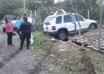 Vehículo se sale de la carretera y termina en techo de una vivienda