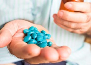 Un abuelo pintaba pastillas de azul para venderlas como Viagra