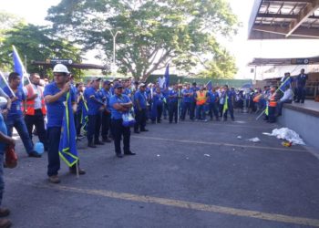 Empleados del aeropuerto Monseñor Romero paralizaron labores para exigir mejoras laborales