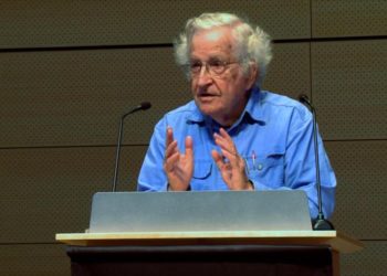 «La caravana de migrantes centroamericanos huye de la miseria y horrores de los que Washington es responsable», afirmó el activista Chomsky