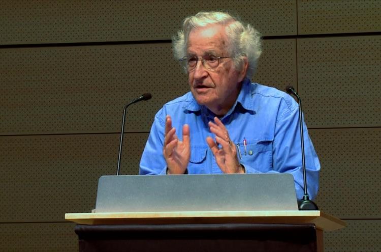 «La caravana de migrantes centroamericanos huye de la miseria y horrores de los que Washington es responsable», afirmó el activista Chomsky