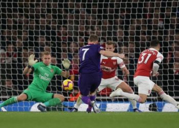 Pep Guardiola sonríe tras el empate del Liverpool contra el Arsenal