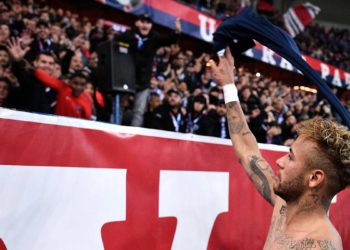 Neymar cobra 375 mil euros por aplaudir a su afición