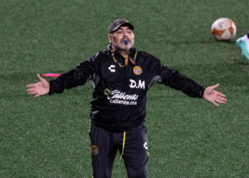 Abren investigación contra Diego Armando Maradona por criticar arbitraje