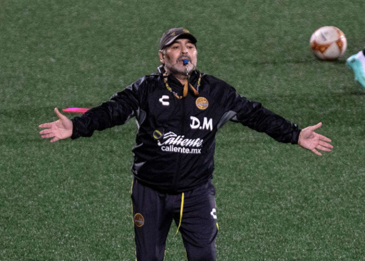 Abren investigación contra Diego Armando Maradona por criticar arbitraje