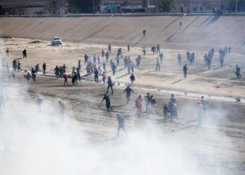 Migrantes centroamericanos intentaron saltar la valla fronteriza entre México y EEUU