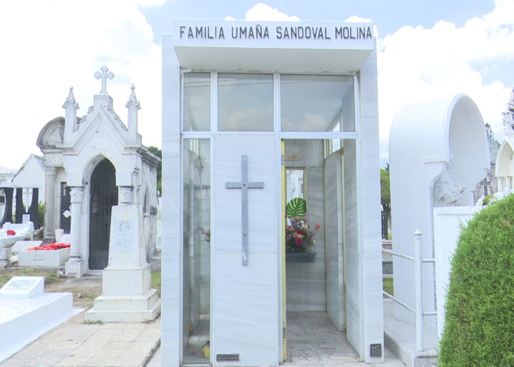 Salvadoreños recuerdan a familiares en el día de los fieles difuntos