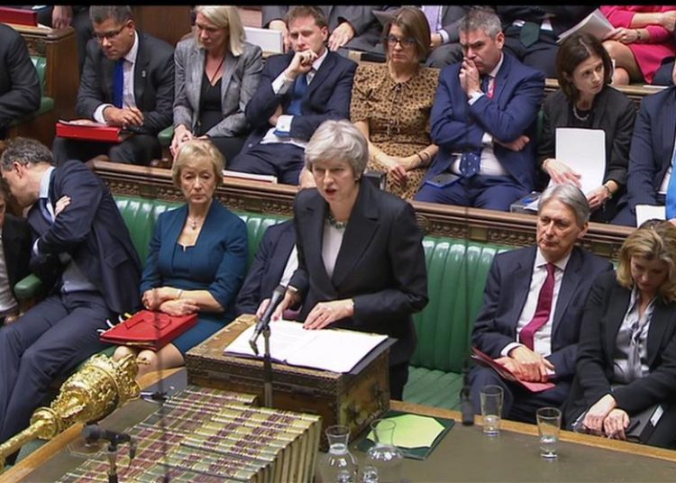 En medio de una ola de renuncias en su gabinete, Theresa May admitió la posibilidad de que no haya Brexit