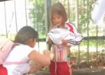 Se hace viral un vídeo de una mujer utilizando una niña fan de River para esconder bengalas