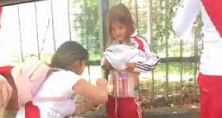 Se hace viral un vídeo de una mujer utilizando una niña fan de River para esconder bengalas