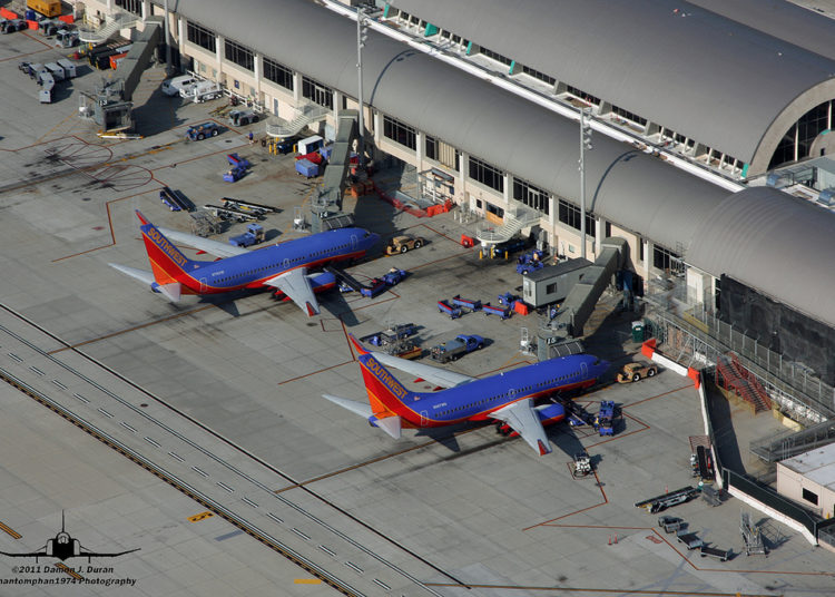 Empleada de una aerolínea se ríe de una niña llamada «Abcde» y esta fue la reacción de la familia
