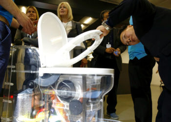 Bill Gates presenta un inodoro futurista que funciona sin agua