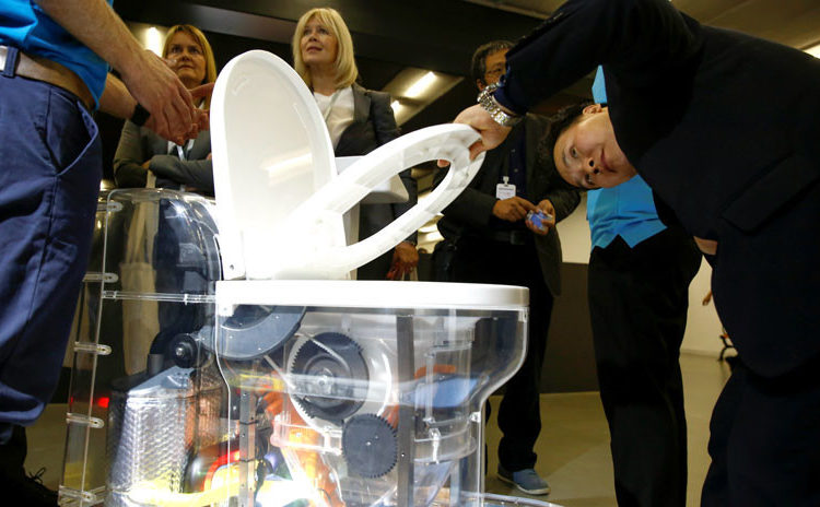 Bill Gates presenta un inodoro futurista que funciona sin agua