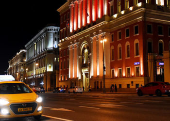 Taxista espera 8 horas junto a la casa de una pasajera para devolverle su cartera en Rusia