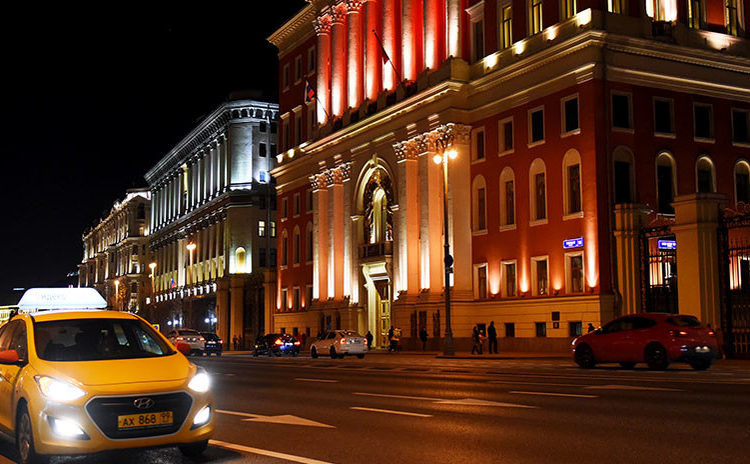 Taxista espera 8 horas junto a la casa de una pasajera para devolverle su cartera en Rusia