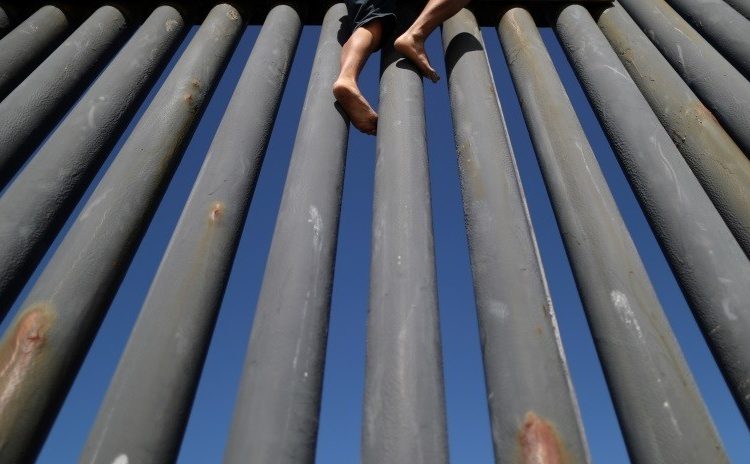 Mujer inmigrante resulta herida al cruzar con sus dos hijos la frontera entre México y Estados Unidos