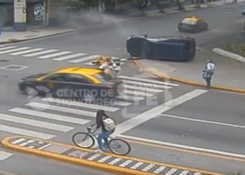 VIDEO: Una madre salva la vida de sus hijos tres veces en cuestión de segundos