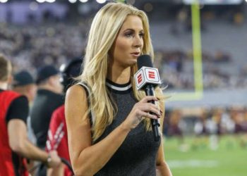 (VIDEO) Periodista es «tacleada» mientras reporteaba un partido de fútbol americano