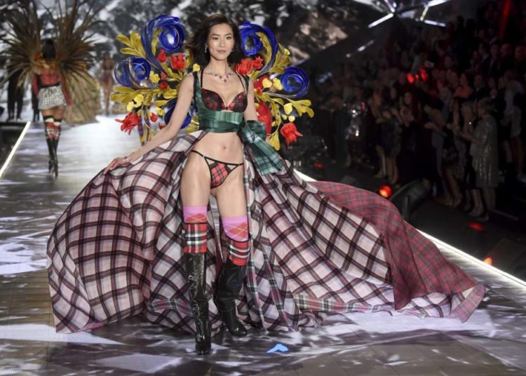 (FOTOS) Los ángeles de Victoria’s Secret se toman Nueva York