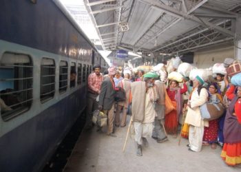 (VIDEO) Bebé cae a las vías de un tren y este arranca en ese momento