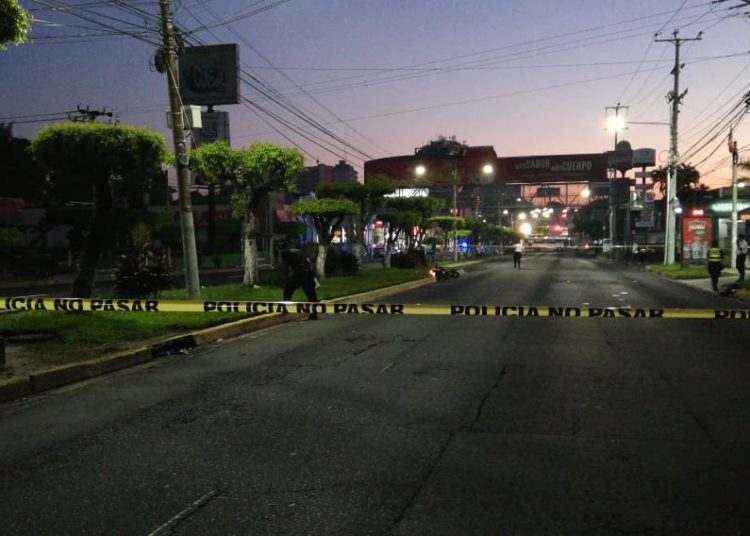 Estudiante de la UES muere en accidente de tránsito: El conductor de la moto manejaba ebrio