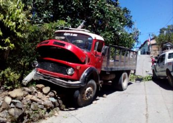 Inexperiencia de conductor provoca accidente de tránsito en Chalatenango