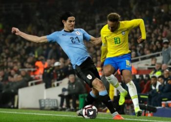 El duro cruce de Neymar y Cavani en el amistoso entre Brasil y Uruguay