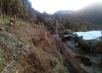 Agrietamiento de cerro provoca evacuación de familias en Apaneca