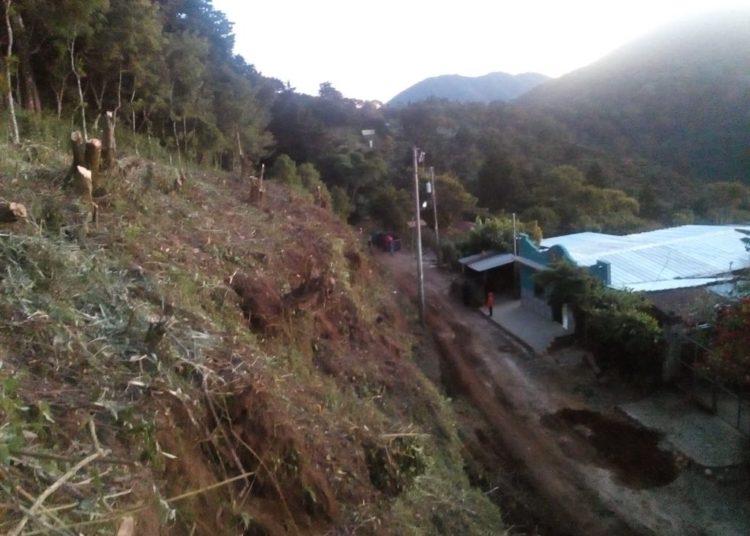 Agrietamiento de cerro provoca evacuación de familias en Apaneca