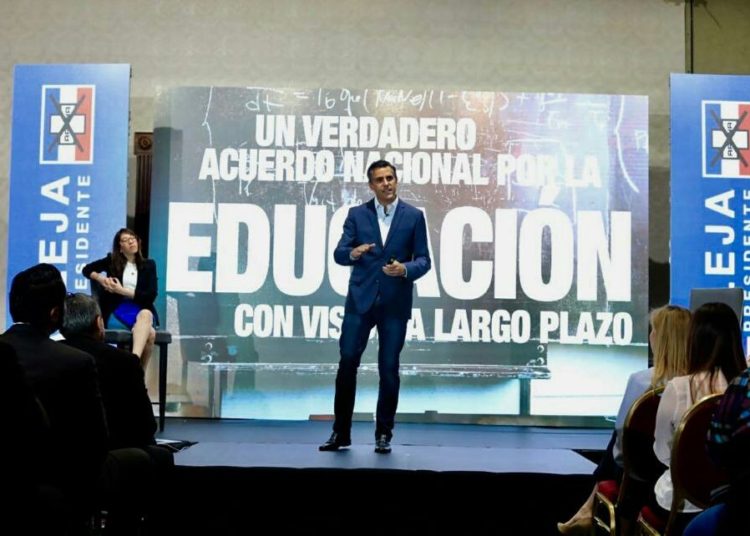 Carlos Calleja promete crear 30 mil becas universitarias