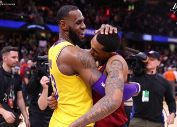 LeBron James regresa como héroe a Cleveland y vence a los Cavaliers