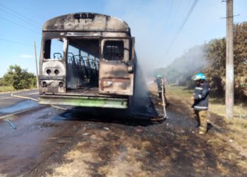Bomberos extinguen incendio de bus de la ruta 302-A