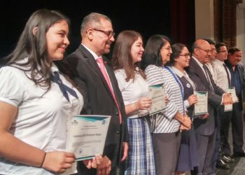 Por primera vez cinco estudiantes obtienen nota perfecta en la PAES y el MINED premia su esfuerzo