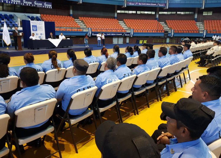 Gradúan a elementos del CAM para brindar mejor atención a la ciudadanía