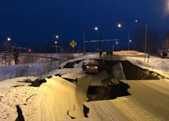 Potente terremoto estremece Alaska y activan la alerta de tsunami